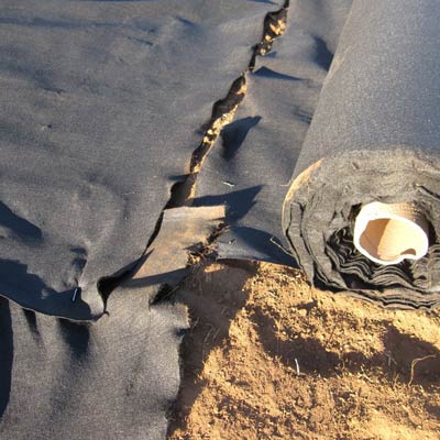 What is the difference between a woven and nonwoven geotextile?
